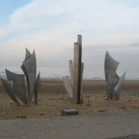 Les Braves Sculpture on Omaha Beach.JPG